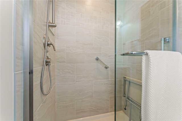 bathroom featuring a shower with shower curtain