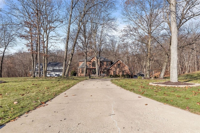 view of front of property featuring a front lawn