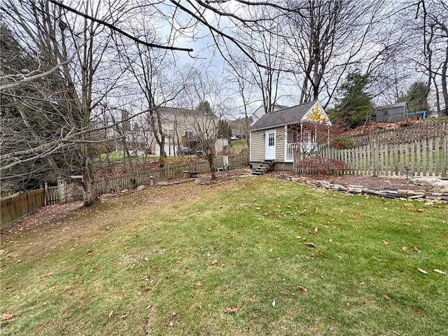 view of yard with an outdoor structure