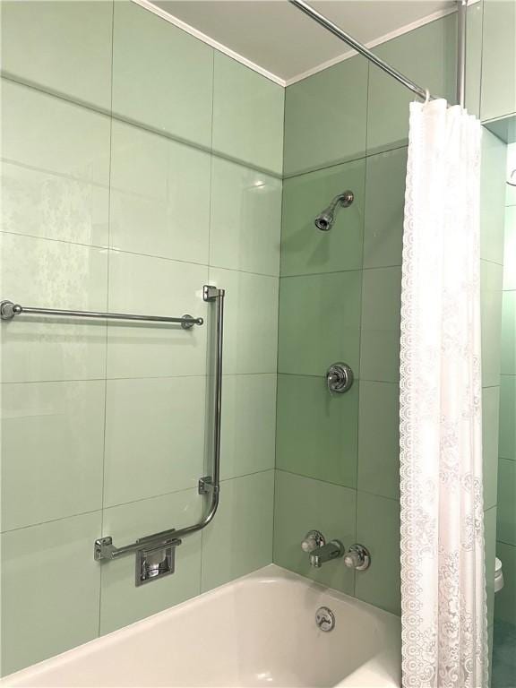 bathroom featuring shower / bath combo