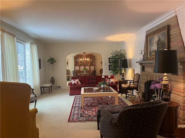 living room featuring crown molding, carpet, and a chandelier