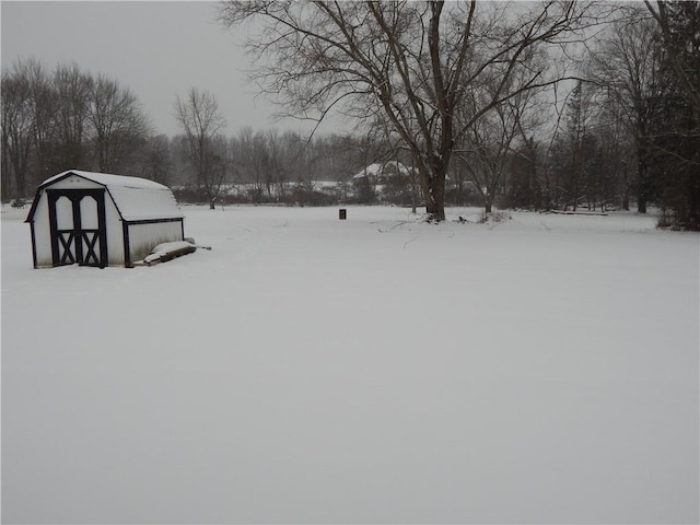 view of yard layered in snow