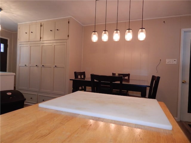 dining space featuring ornamental molding