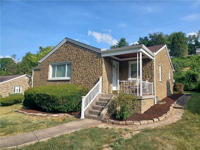 view of front of home featuring a front yard