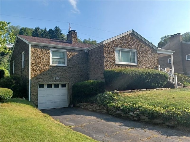 view of front of property featuring a front yard and a garage