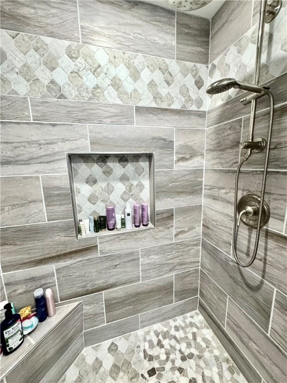 bathroom featuring tiled shower