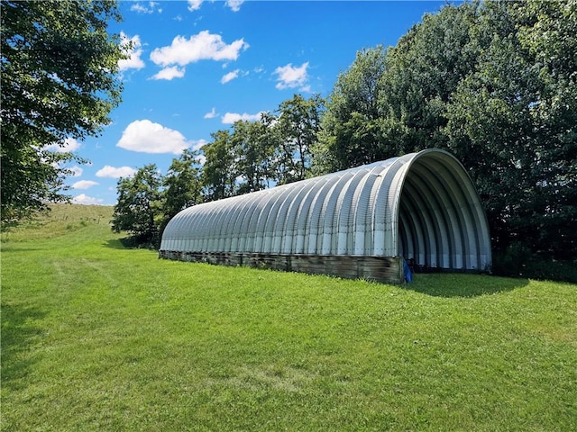 view of yard featuring an outbuilding