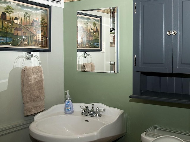 bathroom featuring toilet and sink