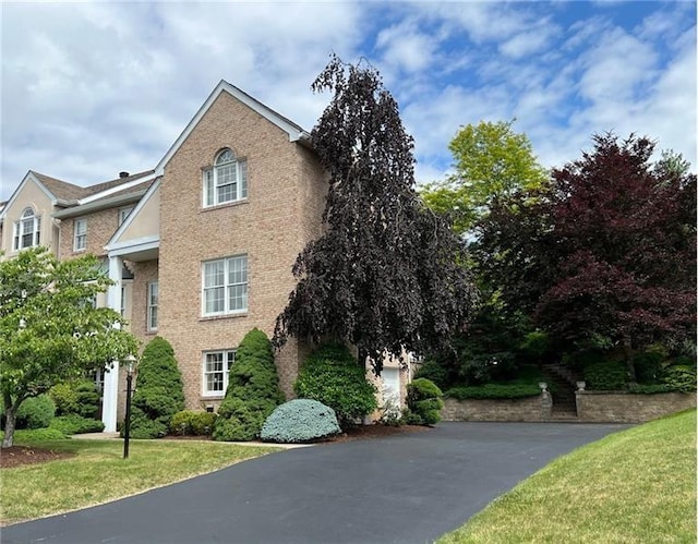 view of front of house featuring a front lawn