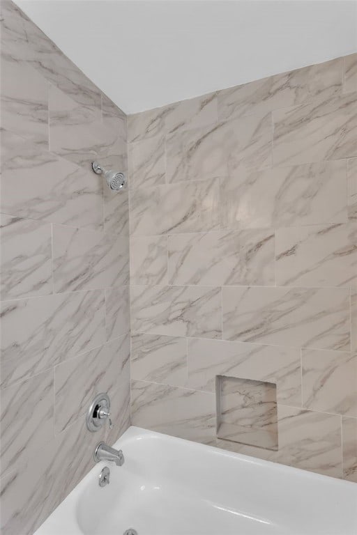 bathroom with tiled shower / bath