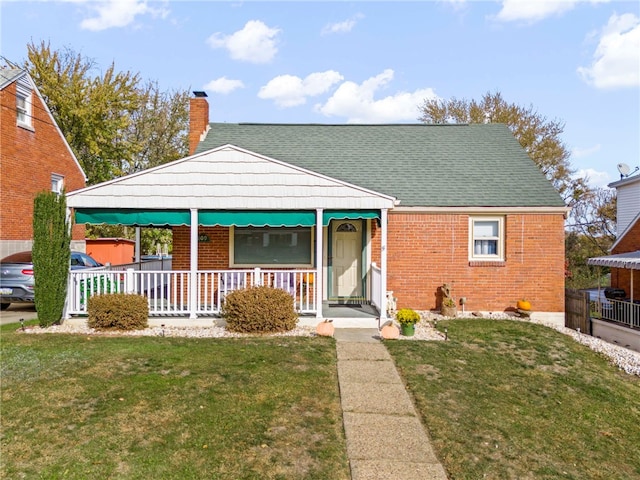 bungalow-style home featuring a front lawn and a porch