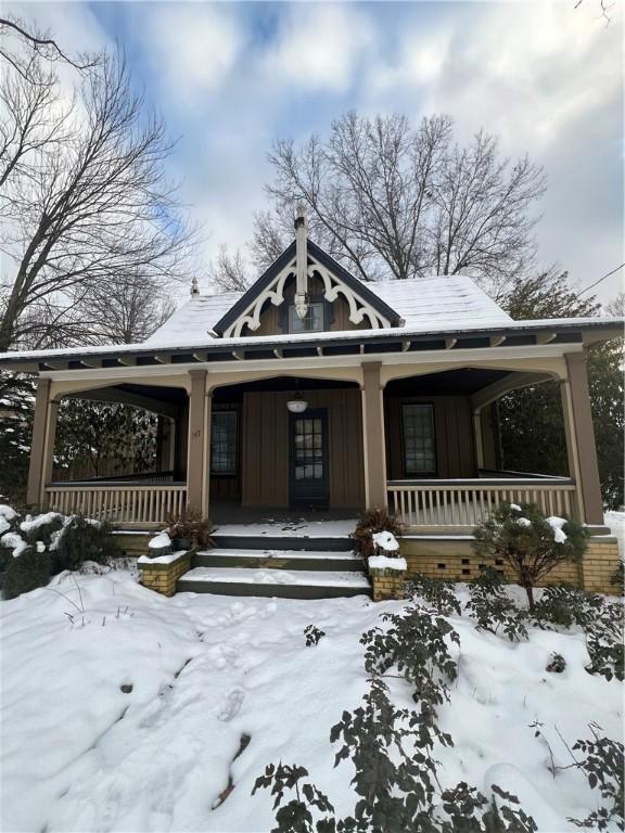 view of front of house featuring covered porch