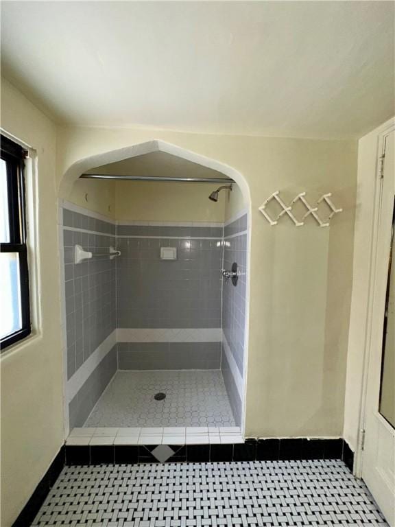 bathroom featuring tiled shower