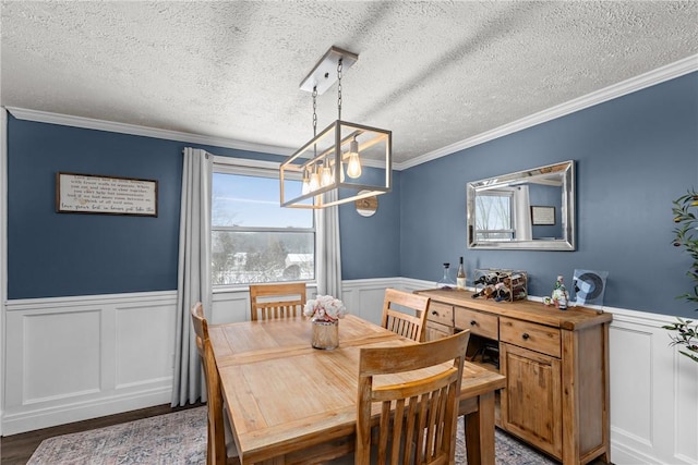 dining area with a textured ceiling, an inviting chandelier, ornamental molding, and dark hardwood / wood-style flooring