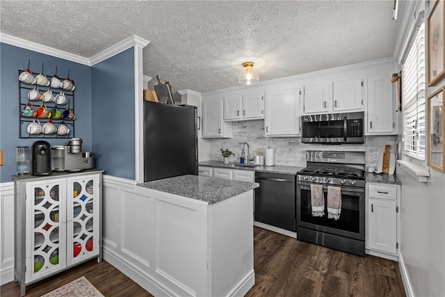 kitchen with sink, white cabinetry, black appliances, and ornamental molding