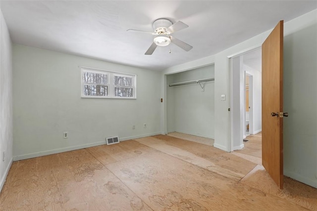 unfurnished bedroom featuring ceiling fan and a closet