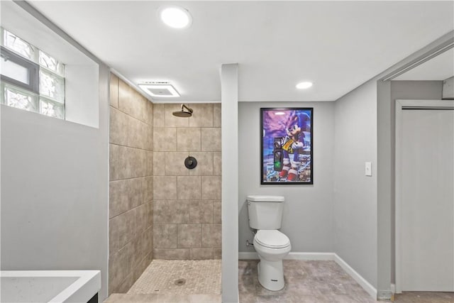 full bathroom with tiled shower, recessed lighting, toilet, and baseboards