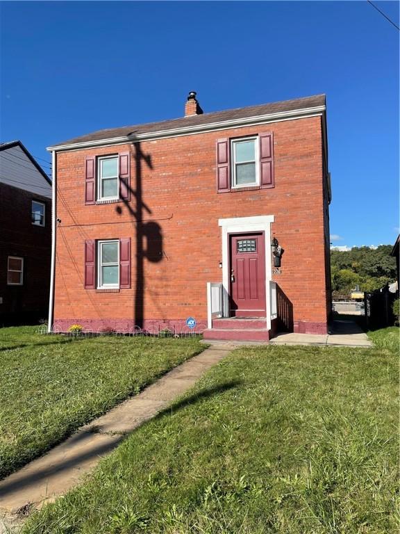 back of house featuring a yard