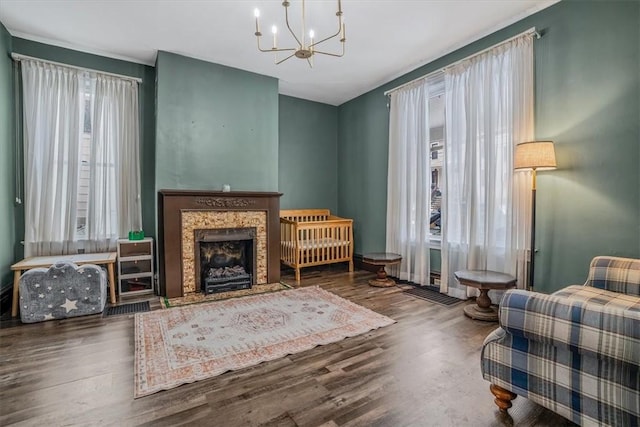 living area with dark wood-type flooring and a notable chandelier