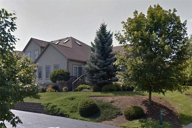 view of front facade featuring a front yard