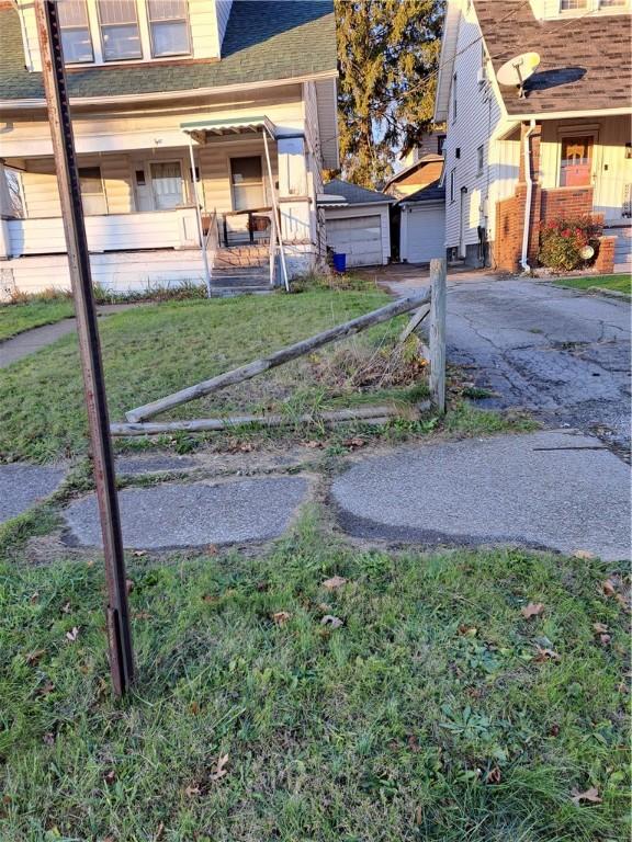 view of yard featuring covered porch