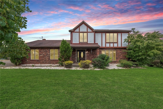 view of front of property featuring a lawn