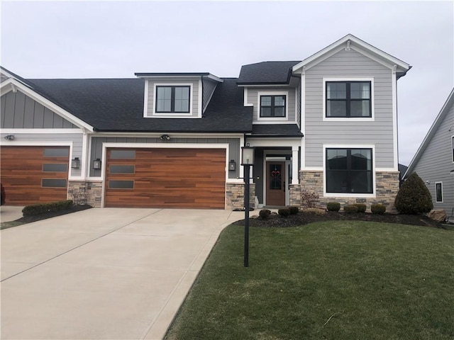 view of front facade featuring a front yard