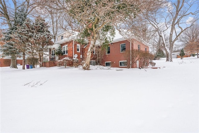 view of yard layered in snow