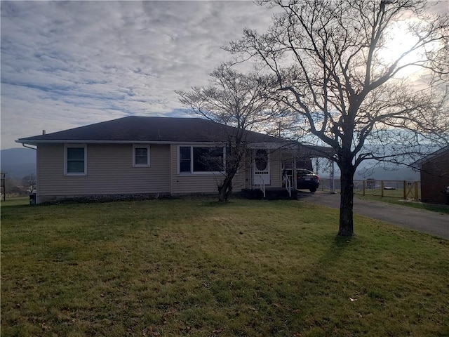 view of front of property featuring a yard