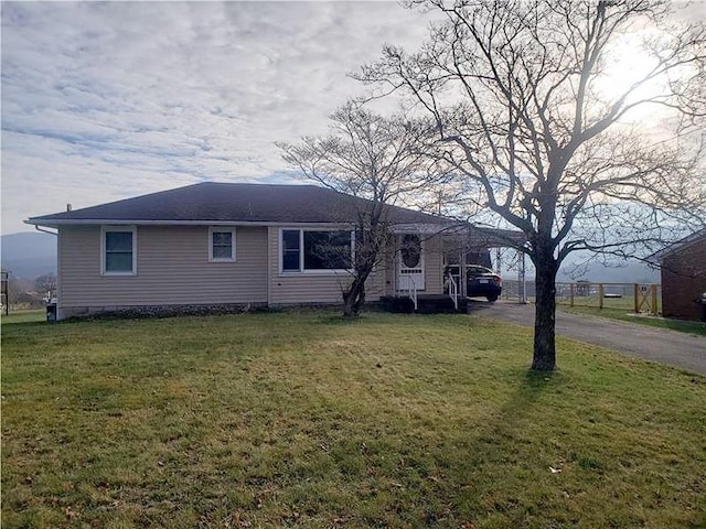 view of front of property featuring a front yard