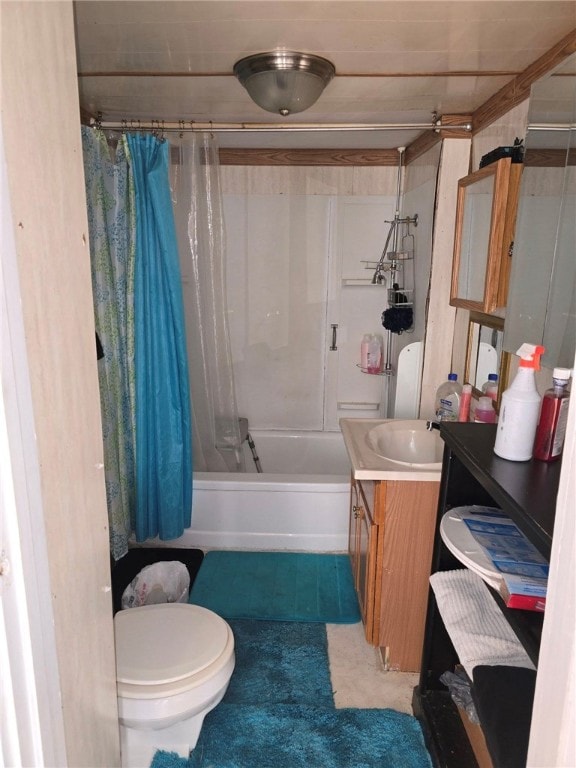 full bathroom featuring shower / tub combo with curtain, vanity, and toilet