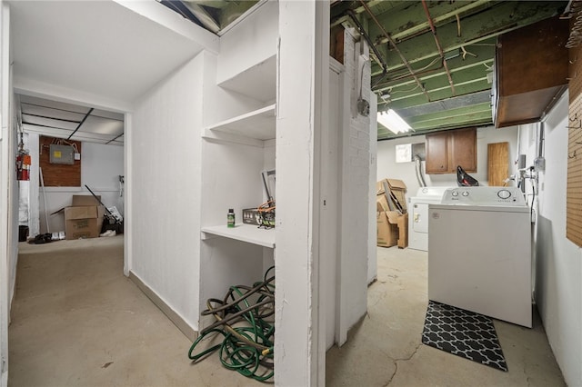 laundry room featuring cabinets and washing machine and clothes dryer