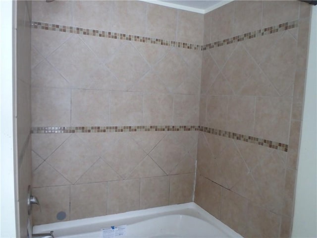 bathroom featuring tiled shower / bath