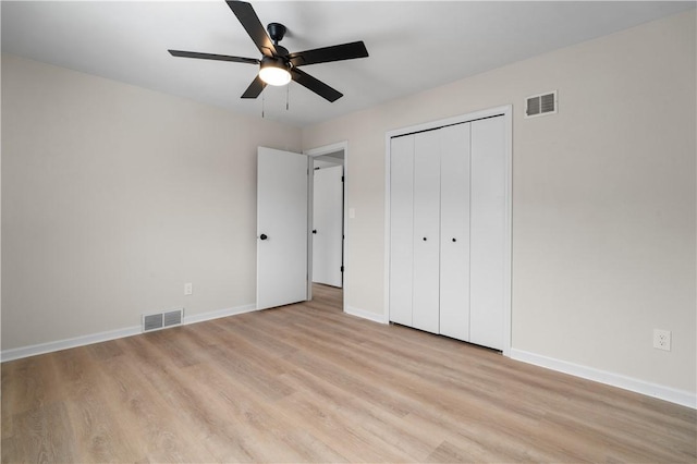 unfurnished bedroom featuring light wood-type flooring, ceiling fan, and a closet