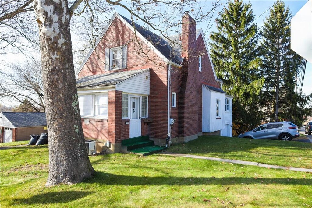 207 Elizabeth St N, Versailles, PA 15137 - view of front of property featuring a front yard