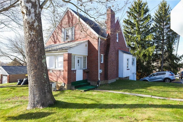 view of front of property featuring a front yard