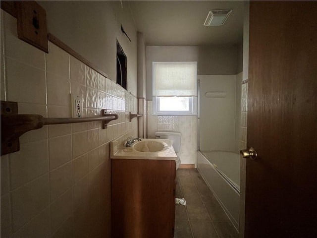 full bathroom with shower / bathing tub combination, vanity, tasteful backsplash, tile walls, and toilet