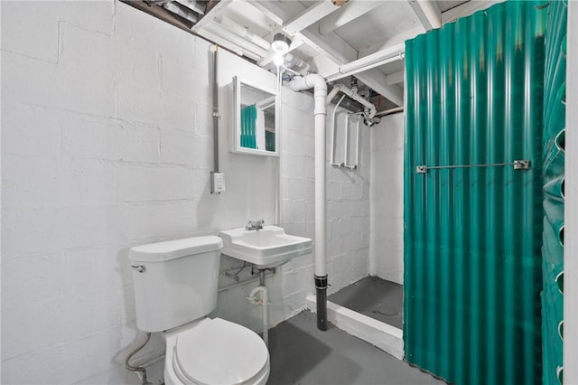 bathroom featuring toilet, sink, a shower with shower curtain, and concrete flooring