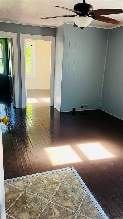 empty room with ceiling fan