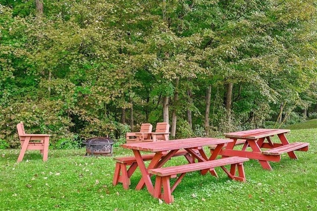 view of yard featuring an outdoor fire pit