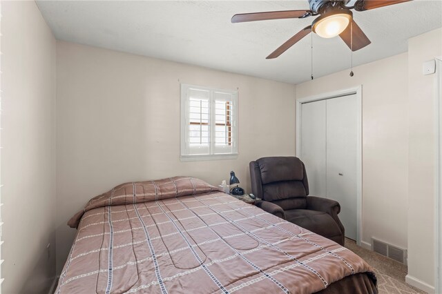 bedroom featuring ceiling fan, a closet, and carpet