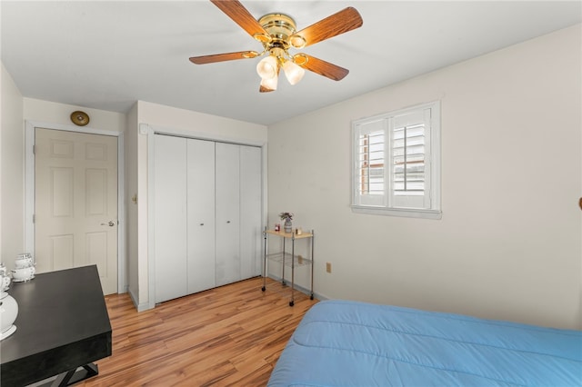 bedroom with ceiling fan, light wood-type flooring, and a closet