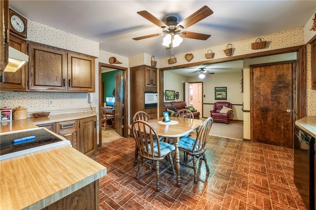 dining space with ceiling fan