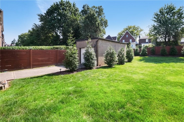 view of yard featuring an outdoor structure