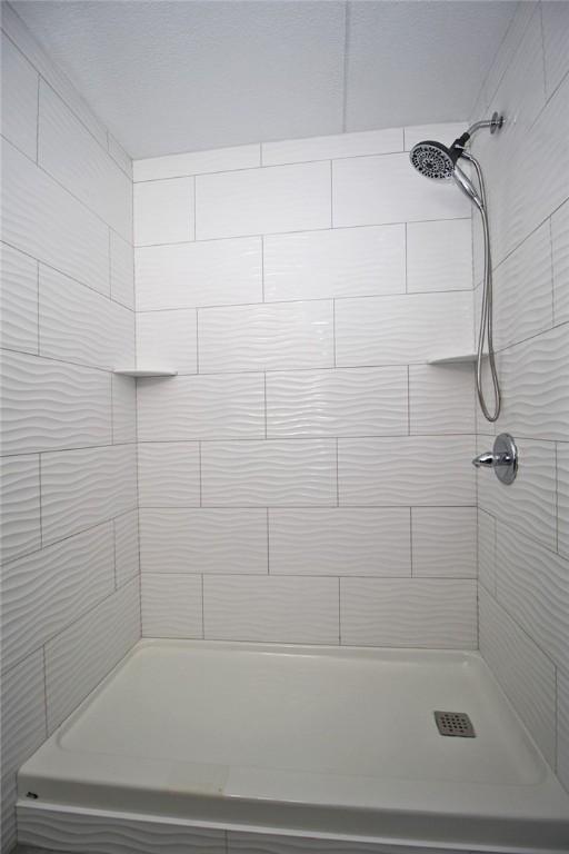 bathroom featuring tiled shower