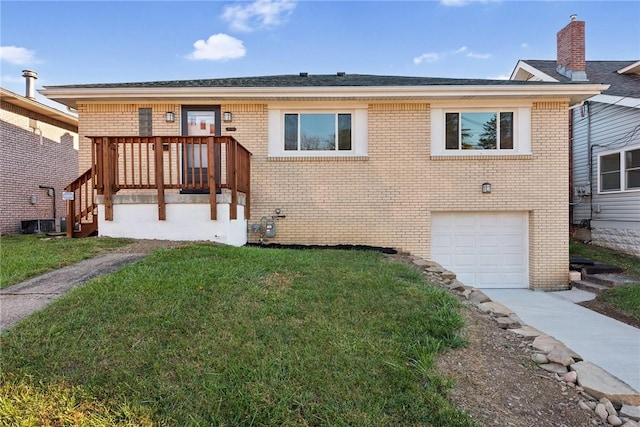 view of front of home featuring a front lawn and a garage