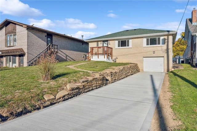 view of front of property featuring a front lawn and a garage