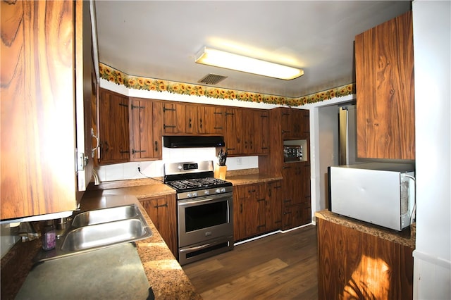 kitchen featuring sink, dark wood-type flooring, and gas stove