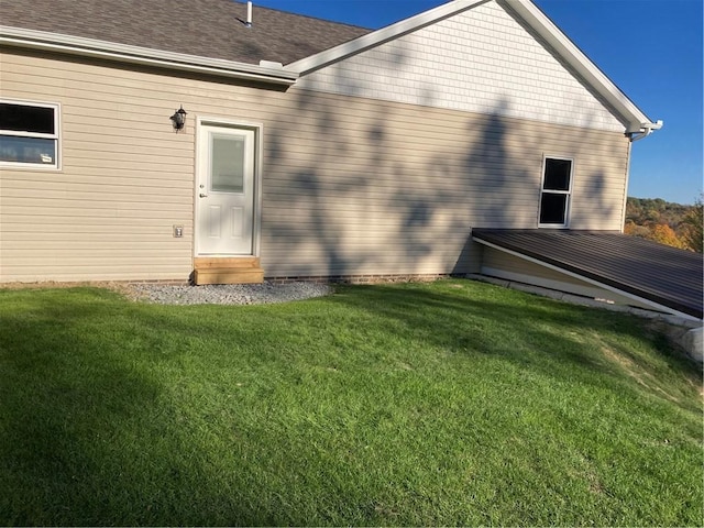 back of house featuring a lawn