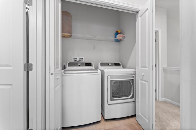 laundry room featuring light tile patterned floors and washing machine and clothes dryer